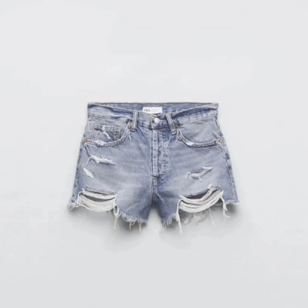 Sjukt snygga midwaist jeansshorts från zara, köpta i slutet av förra sommaren så att använda max 2 gånger då dom tyvärr har blivit lite för små nu. Shorts.