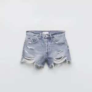 Sjukt snygga midwaist jeansshorts från zara, köpta i slutet av förra sommaren så att använda max 2 gånger då dom tyvärr har blivit lite för små nu
