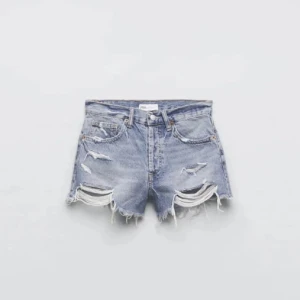 Shorts  - Sjukt snygga midwaist jeansshorts från zara, köpta i slutet av förra sommaren så att använda max 2 gånger då dom tyvärr har blivit lite för små nu