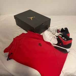 Röda Nike teck fleece byxor, jordans tillkommer. - Hej! Säljer ett par röda Nike tech fleece byxor i toppskick, säljer dom då dom bara ligg i garderoben. Till byxorna får du även ett par Jordan 3 max aura i strl 43 Som är i bra bra skick även dom, skorna -:1300 mitt pris, gratis Nypris byxorna -:850