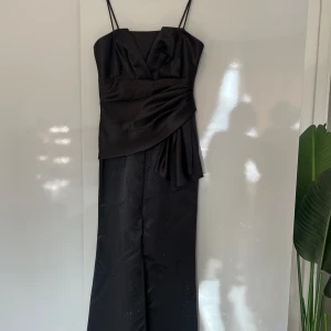 Fest bal klänning - Aldrig använd Ny pris 3500 dkk Strl Xs/s