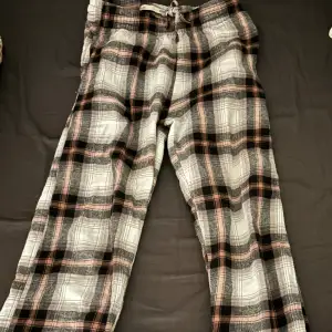 Typ flanell pyjamas byxor med färgerna rosa,svart och grå. Det är i bra skick och är i storleken 150 för barn på lager 157😊