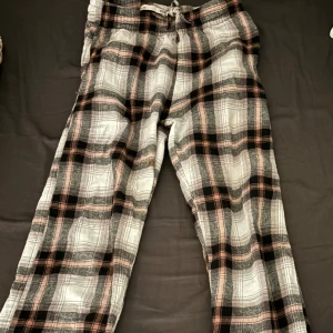 pyjamasbyxor - Typ flanell pyjamas byxor med färgerna rosa,svart och grå. Det är i bra skick och är i storleken 150 för barn på lager 157😊