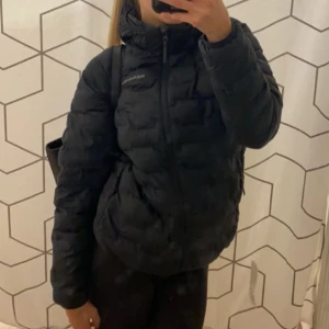 Peak performance jacka - Vårjacka/höstjacka i väldigt bra skick, köpt för 2799 kr, endast använd 1 höst, pris går även att diskutera💞