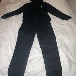 ralph lauren tracksuit - Säljer denna nästan helt oanvända tracksuiten som är för liten. 