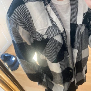 Vårjacka/shorta  - En lite tjockare shorta som kan användas som en vårjacka.💗rutig i svart och vitt. 