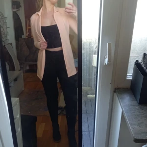 Ljus Rosa kavaj  - Kavaj i stretch material, oanvänd.