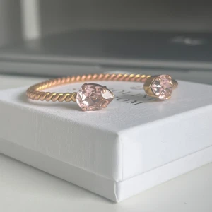 Caroline Svedbom Armband - Caroline Svedbom armband i fint skick med ljusrosa stenar, kan även tänka mig byta mot ett likadant fast med vita stenar! Nypris: 795kr 🤍