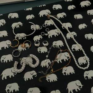 Olika helt oanvända smycken! 4 par örhängen, 3 armband, 3 ringar och 1 halsband - säljer ENDAST ALLA TILLSAMMANS för 250kr!💕