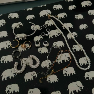 Smycken  - Olika helt oanvända smycken! 4 par örhängen, 3 armband, 3 ringar och 1 halsband - säljer ENDAST ALLA TILLSAMMANS för 250kr!💕