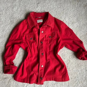 Röd tjockare skjorta - Världens snyggaste skjorta som går att använda som jacka nu till sommaren. Tjock i materialet så lite extra struktur för man där. Den perfekta roströda färgen
