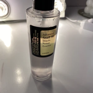 Snail Mucin  - Snail mucin eller ”snigel slem” som det också kallas. Använd men mycket kvar ca 70%. Priset är + frakt. Använd inte köp nu utan kontakta mig privat vid intresse😊