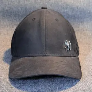 Svart New York Yankees keps med diskreta metallogo.