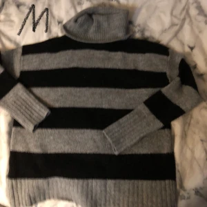 Stickad tröja  - Fins o hämta i Linköping även i Jönköping kan även posta betalning sker genom Swish eller kontant 🥰passar även m och l