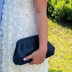 Clutch/väska - Säljer min fina clutch/ väska som jag hade på min bal! Det är en väska med långt band och ett kort band! Som man kan tabort och använda som en clutch också! Så fin! Nypris 1400🧡🩷 färg: marinblå 