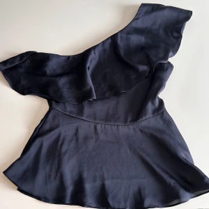 Satin topp  - Säljer denna super fina topp, då den tyvärr är för liten  i stolek S  Pris 250+frakt  