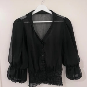 Svart blus - Jättefin svart transparent blus❣️ passar xs-s