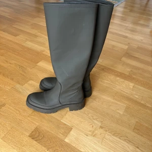 Gummistövlar från zara - Aldrig använda. Mörkgrön färg. Storlek 38