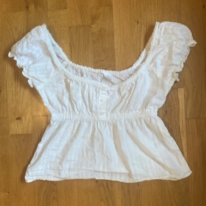 brandy dupe top  - Jättesöt topp från H&M, liknar den från brandy💕 Säljer då den inte kommit till användning och behöver pengar 💕 kom gärna med prisförslag eller fråga om fler bilder! Jätte söt till sommaren☀️