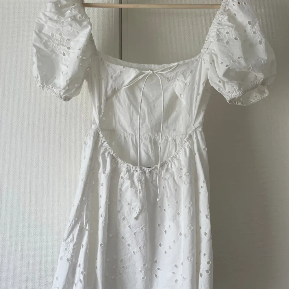 En vit gullig klänning från Zara som passar perfekt till studenten. Den är ca 2 år gammal men bara använd 2-3 gånger. Den är i storlek 38 och kort i modellen . Klänningar.