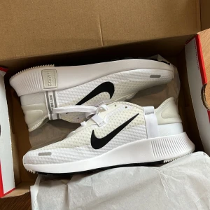 Nike Reposto Svartvita Oanvända I Lådan Skor Storlek 41 - Säljer dessa nike skorna, tror jag köpte dem flera år sedan, har inte använt dem en enda gång kolla på bilderna så ser du.  Nyskick och lådan tillkommer. Orginial pris runt 700 från vad jag ser online, säljer dem billigt för de passar mig inte. Mvh ✌️