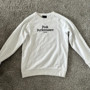 Peak performance tröja!! - Fint skick. Det finne en liten defekt på armen, syns på sista bilden. Storlek 150 cm.
