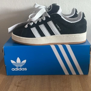 Adidas Campus 00s Core Black - Helt oanvända i storlek 37 1/3. Man får med svarta, vita snören och skokartongen. Vill du ha fler bilder eller mer information skriv till mig privat. 