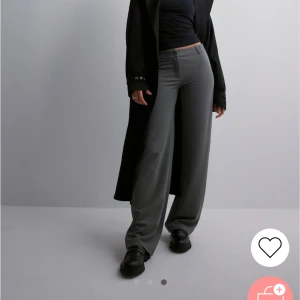 Låg midjade gråa kostym byxor från Nelly  - Jag säljer mina lågmidjade kostym byxor från Nelly i storlek 36 (keep it up Low waist suit pants). Helt ärligt superfina byxor som sitter väldigt bra men skulle säga att de sitter lite tajt på mig tyvärr. De är använda kanske 3-4 gånger. 