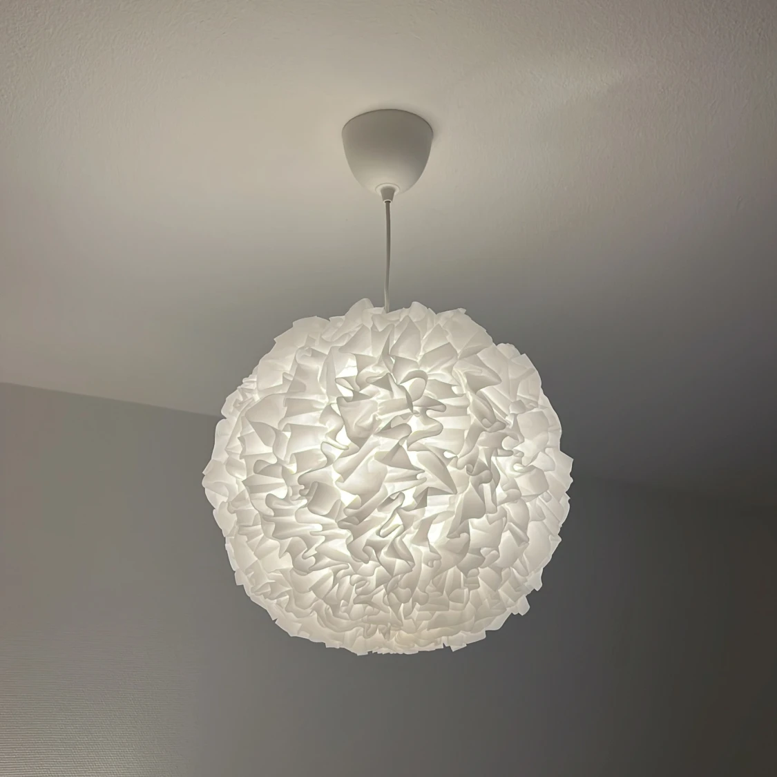 Jättefin vit lampa bara upphängd på test.