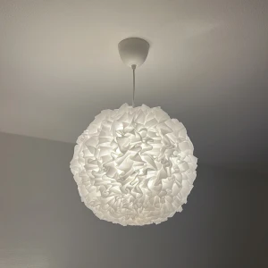 Jättefin vit lampa bara upphängd på test. - Som ny 