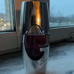 Parfym - Säljer denna jätte goda parfymen. Guess 75ml. Jätte god och söt doft skulle jag säga, påminner lite om Victorias secret ”vetal petats” den är fylld mer än hälften. OBS! Betalning sker via Swish. Spårbar frakt alltid!