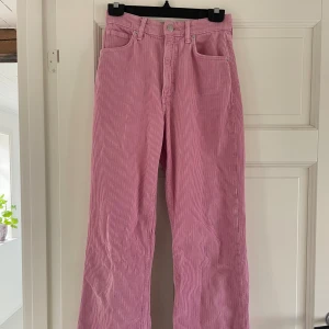 Rosa Manchester byxor  - Rosa Manchester byxor från zara i storlek 36. Uppsydda nertill så att de passar mig som är 168cm lång (se bild 3). Skriv privat för exakta mått. 