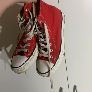 Röda converse - Ett par röda converse. Knappt använda så riktigt bra skick. Storlek 37. Från tå till häl: 26cm. Pris kan diskuteras!