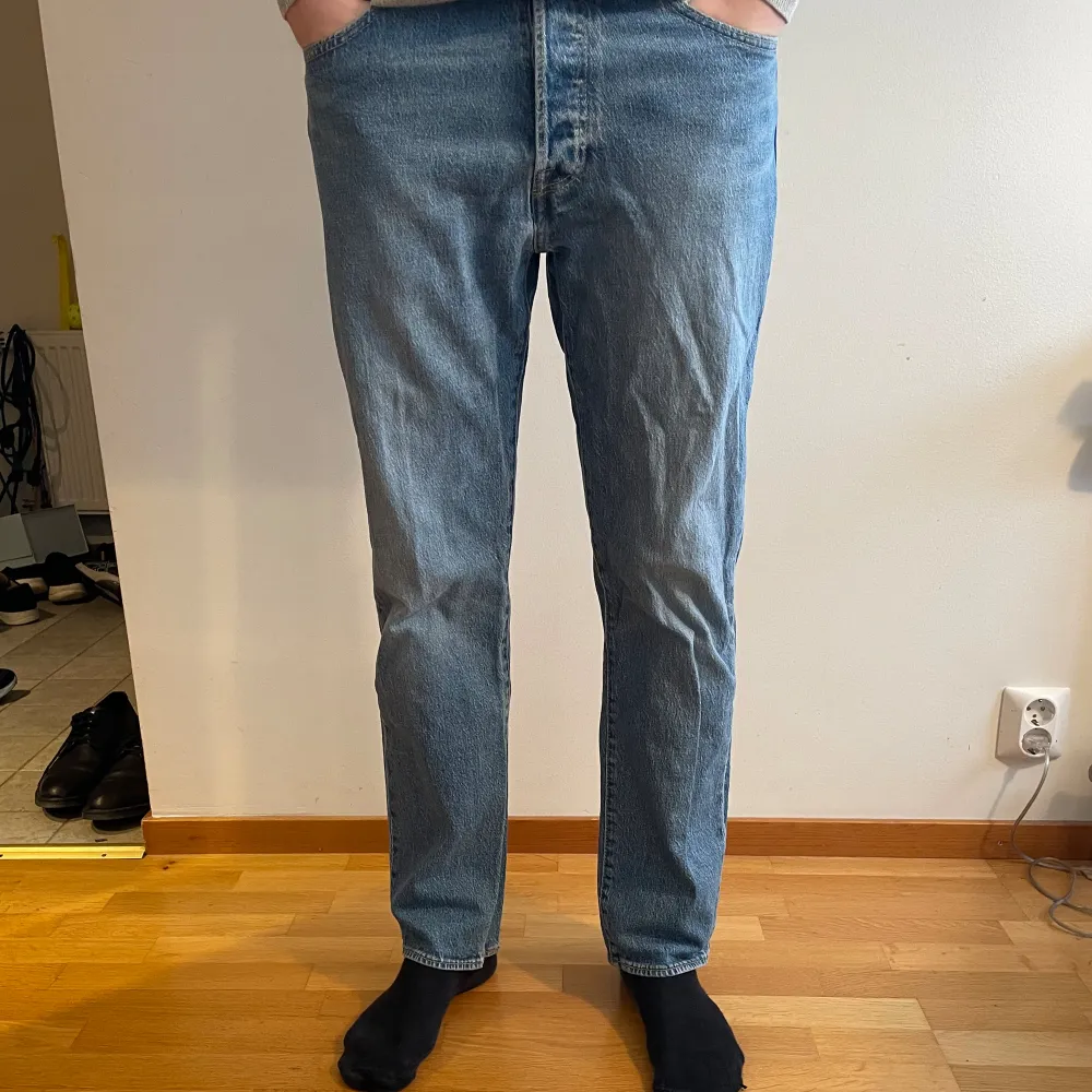 Levis 501 jeans ljusblåa, storlek W33 L32. . Jeans & Byxor.