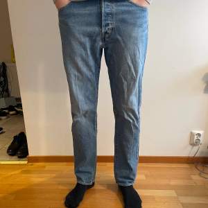 Levis 501 jeans ljusblåa, storlek W33 L32. 
