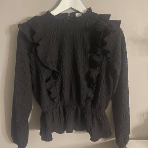 Söt blus - Säljer min jättesöta blus pågrund av att den ej kommer till andvändning 