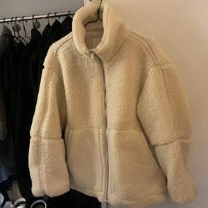 Fluffig jacka från H&M Andvänd fåtal gånger💛 Strl: S Super söt jacka men inte riktigt min stil