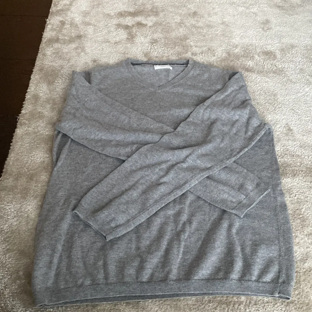 En grå stickad tröja från mango som är helt oanvänd, pågrund av att den inte passade mig. Skick 10/10, inga skador eller fläckar. Nypris 229, mitt pris 125. Stickat.