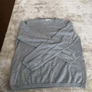 En grå stickad tröja från mango som är helt oanvänd, pågrund av att den inte passade mig. Skick 10/10, inga skador eller fläckar. Nypris 229, mitt pris 125
