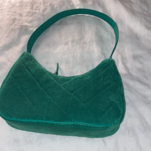 Grön väska  - Har alldrig använt väskan.jätte fin grön väska. Kan prata om priset.Frakt 19kr.