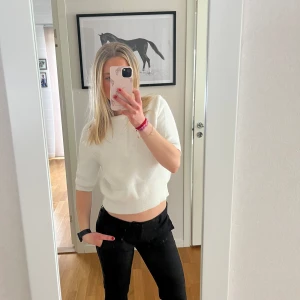 Vit stickad T-shirt  - Vit stickad T-shirt från Zara, använd en gång. Storlek M men sitter som en XS-S. Jättemysig och trendig! 