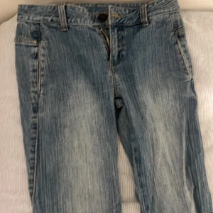 Snygga brandy jeans - Nya dock så gick knappen sönder när jag använde de första gången. Går säkert att fixa. Jag har satt en provisorisk knapp där. Där av priset 
