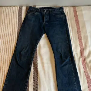 Säljer nu mina snygga Levis jeans  för att dom inte längre kommer till användning köpta för 1000kr säljer för endast 250kr kan gå ner i pris vid snabb affär 