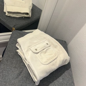 Vita juicy byxor - Säljer mina vita juicy byxor då dom ej kommer till användning längre. Dom är i storlek S och har lite slitningar längst ner på byxorna.vid fler bilder och frågor är det bara att höra av sig💕