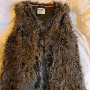 Pälsväst - Jättesnygg pälsväst🙌 Pris kan diskuteras vid snabb affär, använd gärna köp nu funktionen