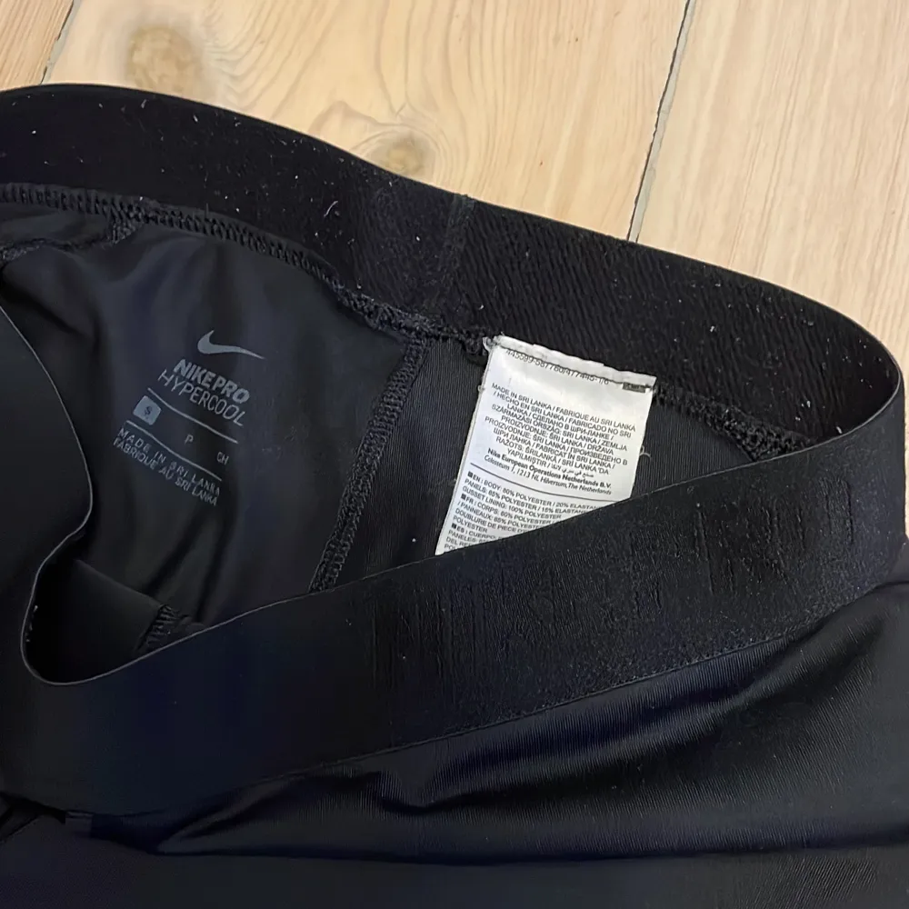 Träningstights från Nike i storlek S. Litet slitage/”hål” vid ena sidan av benet (bild 3) men annars i fint skick! Pris kan diskuteras . Farkut & Housut.