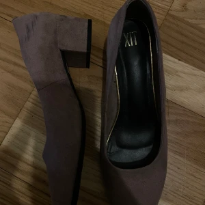 Lilla klackar - Lilla klackar i mocka storlek 39