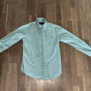 Ralph lauren skjorta - Oanvänd skjorta som passar perfekt för sommaren, storlek S och nypris cirka 1100kr. För fler frågor och funderingar kan ni absolut kontakta säljaren!