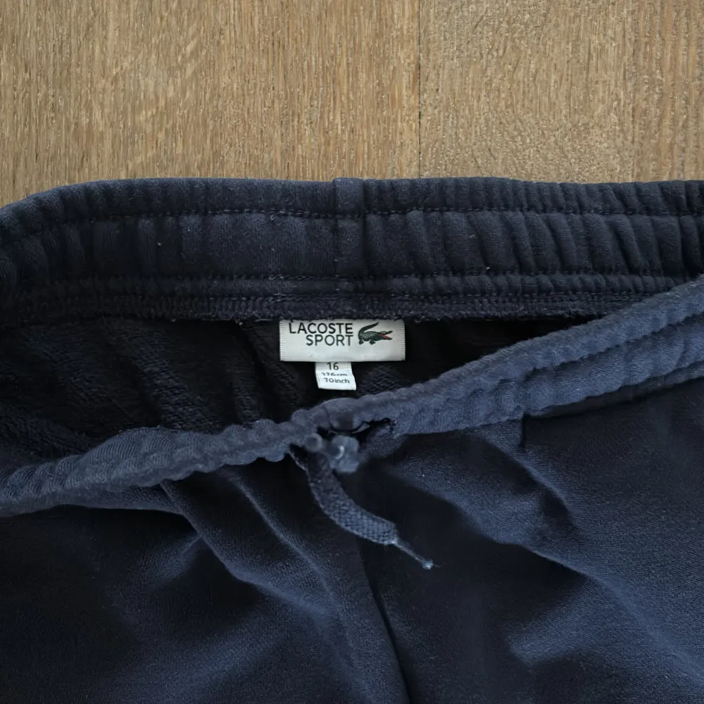 Sparsamt använda Lacoste mjukisbyxor som är i storlek 176/S. Nypriset är 999kr, för övriga frågor kontakta säljaren!. Jeans & Byxor.