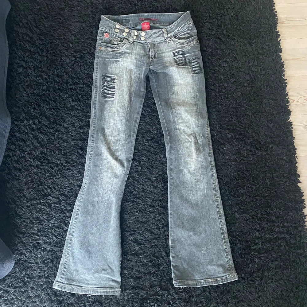Säljer dessa as snygga lågmidjade gråa jeans som nu börjar bli för små för mig. Super skick förutom att de är lite slitna vid hälarna (inget som märks)☺️Innerbenslängden är 82cm, midjemåttet 38cm tvärs över💕 Skriv för frågor eller fler bilder!. Jeans & Byxor.
